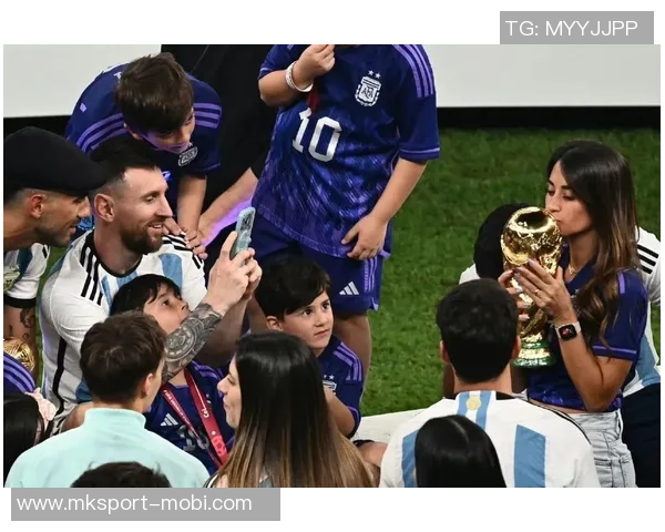 模特与梅西夫妇同框合影安东内拉T恤印梅西亲吻大力神杯瞬间